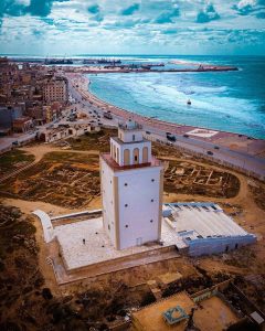 صورة لمنارة بنغازي وعليها شعار منظمة مراس للتنمية مصممة بالذكاء الاصطناعي